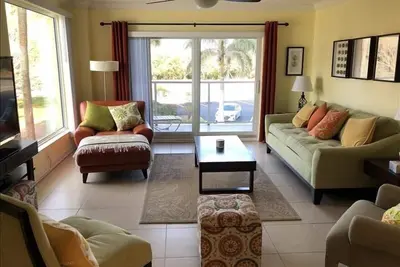 Image de Nouvelle fenêtre dans le salon offre une Superbe Vue sur le golfe!