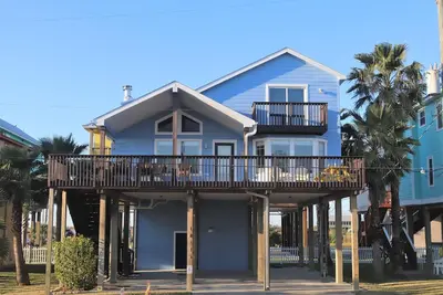 Image de Bellement RÉNOVÉ - vue imprenable depuis les ponts. À seulement un pâté de maisons de la plage!