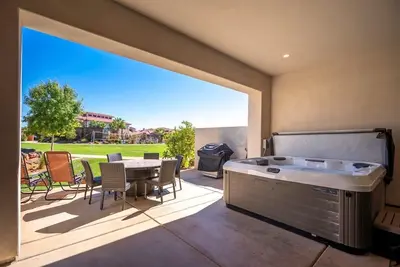 Image de Belle maison neuve de 5 chambres, 6 salles de bain. Spa privé. 20 couchages!
