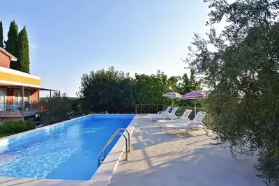 Image de Appartement de vacances dans un environnement calme avec piscine