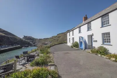 Un chalet de quatre chambres au bord du port avec une vue imprenable