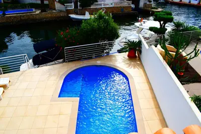 Image de 306-Magnifique maison moderne avec piscine et amarre privée