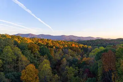 Image de Cherry On Top offre une vue imprenable sur la montagne avec un décor charmant pour vous faire sentir comme chez vous. Pet-friend