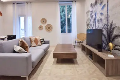 Image de 4p moderne en centre-ville, 5min Palais & plages!