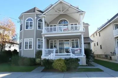 Image de 2 blocks from the beach, deck, central a/c, internet, parking, sleeps 15