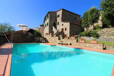 Ancien manoir en pierre dans une position extrêmement panoramique surplombant le Val di Chio. Piscin