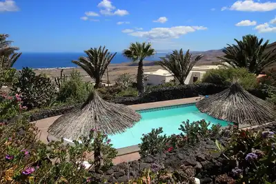 Image de Roco Ii - grand appartement à finca avec piscine, immense jardin, Wifi, aire de jeux pour enfants