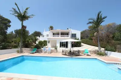 Image de Porches - Villa de 5 chambres avec piscine, climatisation et WiFi gratuit.