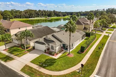 Image de Magnifique maison de 4 chambres à thème dans la prestigieuse communauté de Lake Berkley