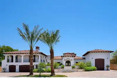 Image de 9bd \/ 9ba Desert Gated + Private Estate, Rivière + Piscine, Spa, Tennis partagé, Vues, Amusement!