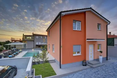 Image de Superbe villa avec piscine privée, chaises longues, terrasse et espace barbecue privé