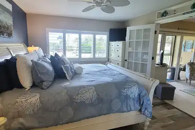 Image de Corner unit directly on golf course with ocean peak in Ocean Village