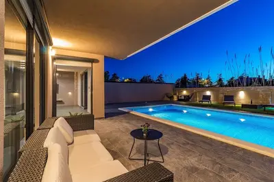 Image de Villa confortable avec piscine privée, à seulement 1, 5 km de la plage