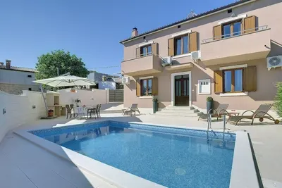 Image de Belle villa avec piscine privée à seulement 1 km de la plage