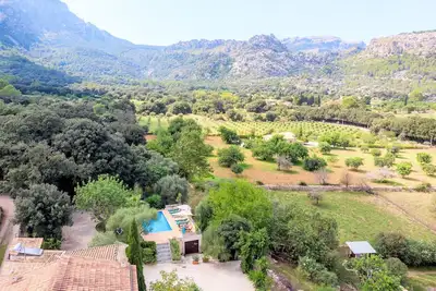 Image de maison de campagne tranquille avec piscine dans la Serra de Tramuntana