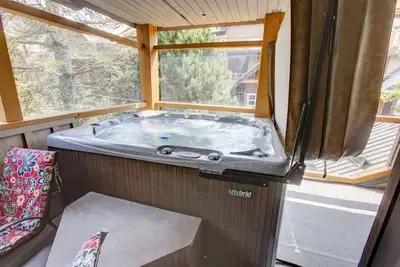 Image de 2 Bdm 2 Bath hottub privé Walk to Gondola / Lost Lake Prkg gratuit.