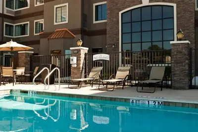 Image de Petit-déjeuner buffet gratuit + piscine extérieure + centre d'affaires ouvert 24h / 24