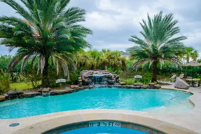 Image de Petit déjeuner gratuit + piscine extérieure + bain à remous | Suite Moderne