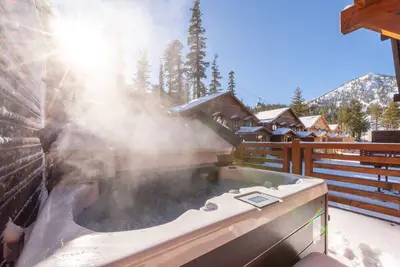 Image de Condo moderne dans un nouveau développement avec bain à remous privé, à quelques pas des pistes et du Canyon Lodge