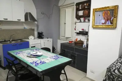 Image de Studio meublé (lit double) avec Tv et salle de bain privée