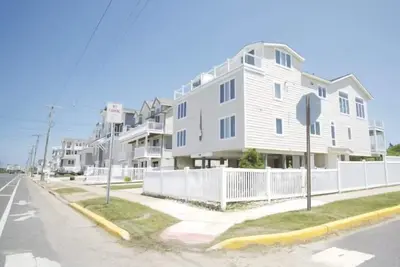 Image de Beach Block, Internet, Central Air, Grill, Off-Street Parking, Cuisine bien équipée et bien plus encore!