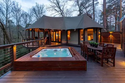 Image de \"Le Nid\" de Hot Springs, une tente africaine de luxe romantique dans les cimes des arbres