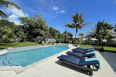 Image de Palm Beach Single Family Home 5br / 4bth, piscine privée et bain à remous, cinéma maison