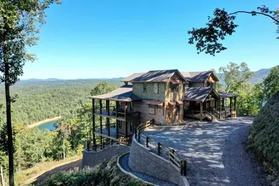 Image de Serenity Cove- 7 Bdr | 6 Rois | 16 personnes | Vue sur le lac et la montagne | Accessible aux fauteuils roulants