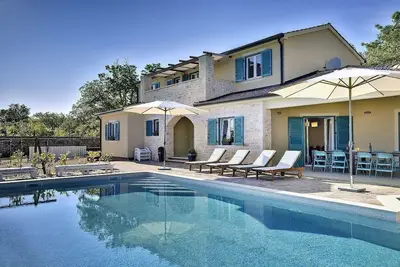 Image de Villa ensoleillée avec piscine privée, sauna, jacuzzi