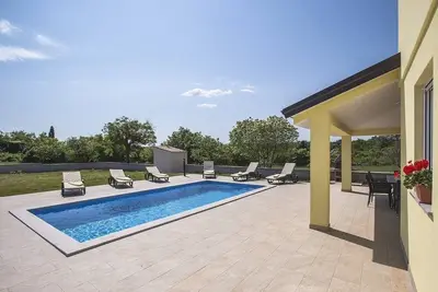 Image de Villa impressionnante avec piscine privée, aire de jeux pour enfants