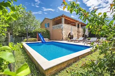 Villa ensoleillée avec piscine privée, WiFi