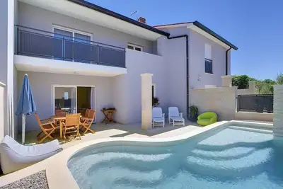 Image de Villa en bord de mer avec piscine privée et climatisation, wifi, terrasse, barbecue - idéale pour des vacances en famille.