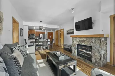 Image de Condo de montagne accueillant au cœur du centre du village. Pp416