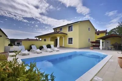 Image de Villa spacieuse avec piscine privée, chaises longues, cuisine extérieure et barbecue - votre ami à quatre pattes est également le bienvenu.