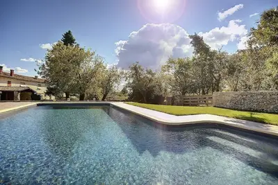 Villa en pierre ensoleillée avec lits de soleil