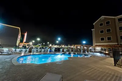 Image de Suite avec climatisation et petit-déjeuner gratuit | Accès à la piscine inclus!