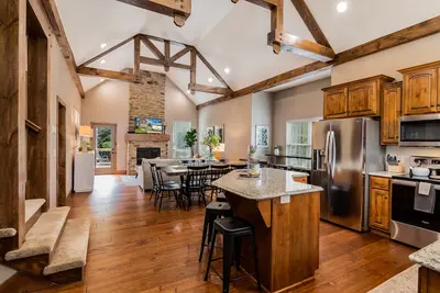 Image de Tout neuf! ! 7 chambres, 6 salles de bain comme Ă la maison dans le Canyon de Branson!