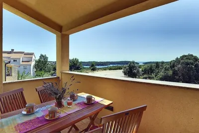 Image de Appartement moderne avec accès au balcon avec vue sur la mer