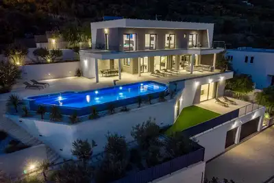 Image de Nouveau! Luxueuse Villa Ada avec bain à remous, sauna, salle de gym, piscine à débordement, vue sur la mer!