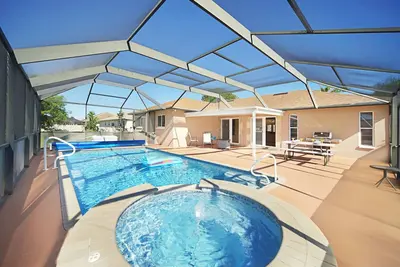 Image de 33% De Rabais! - Swfl Rentals - Villa Valerie - Maison 3/2 rénovée avec piscine chauffée