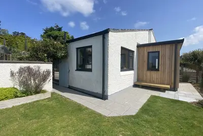 Image de Bungalow ouvert et ensoleillé avec vue panoramique sur la côte et la campagne
