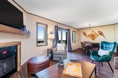 Image de Charmant condo avec une vue magnifique sur la montagne - à proximité des pistes de ski!