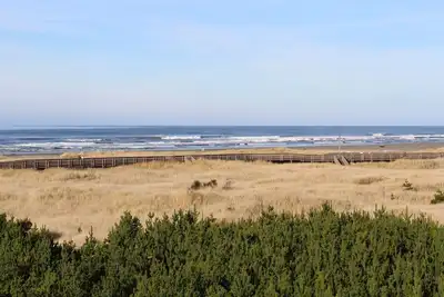 Image de Condo pour chiens avec balcon, vue sur l'océan - à quelques pas de la plage et de la ville!