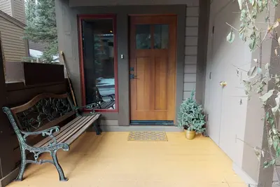 Image de Maison Vail à plusieurs niveaux avec terrasse donnant sur l'étang, équipée avec grill. Bus pour les pistes