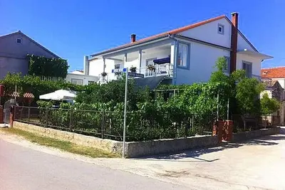 Image de Appartement de trois chambres prés de la plage Sukosan, Zadar (A-17203-a)