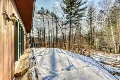 Image de Maison acceptant les chiens avec WiFi, cheminée, terrasse, cuisine complète et plus!