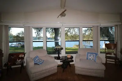 Image de Vue sur le lac depuis votre salon. L'eau touche la cour arrière.