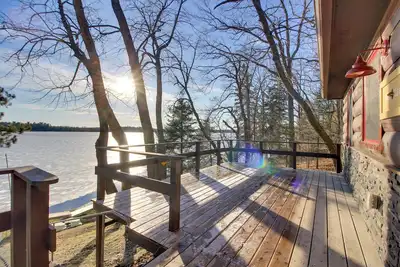 Image de Nouveau! Cabine sereine au bord du lac avec quai et balcon