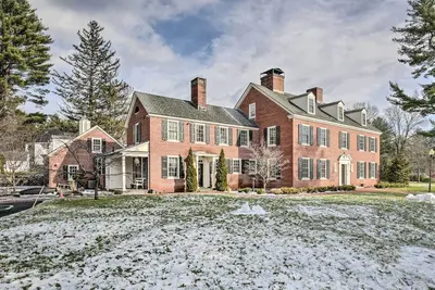 Image de Nouveau! Grand Estate w / Courtyard - 2 Mi au centre-ville!