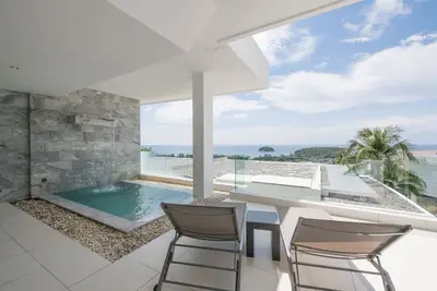 Image de 3 chambres et 2 salles de bain avec piscine privée